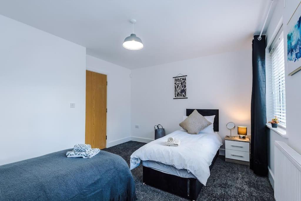 Apartment Sleeps 9, Games Room, Perfect For Groups, Driveway, Smart Tv, Available For Long *